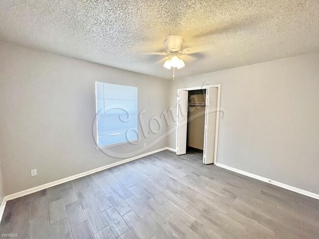 Building Photo - 2 br, 1 bath 4plex - 4805 Rainbow Cir Unit 1