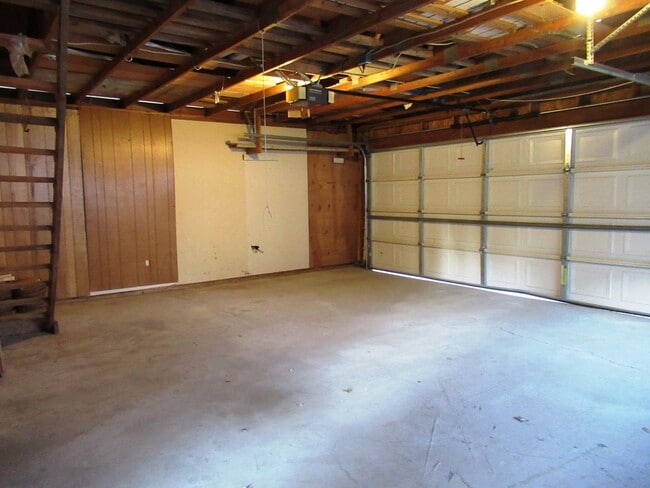 Building Photo - 3 bedroom home with detached 2 car Garage