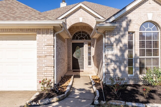 Building Photo - 8015 Sports Haven Dr