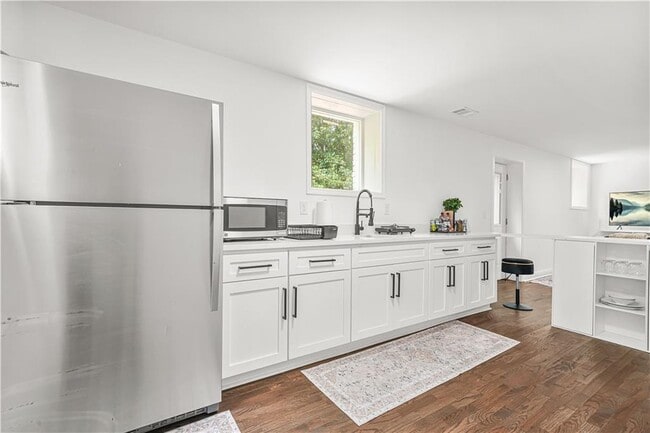 Building Photo - 2430 Hanford Dr SW