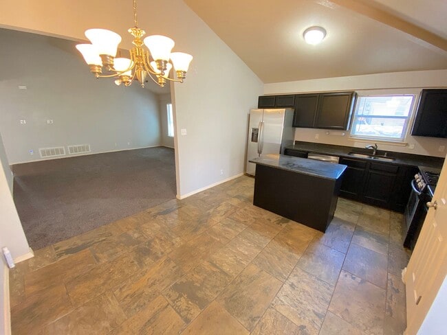Building Photo - Sandstone Ranch Estates - 4Bed /3bath Refr...