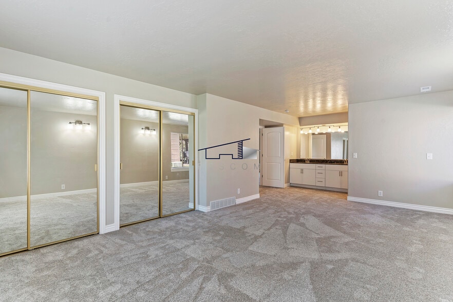 Building Photo - 26 White Barn Dr