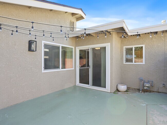 Building Photo - 1619 Carmel Cir W