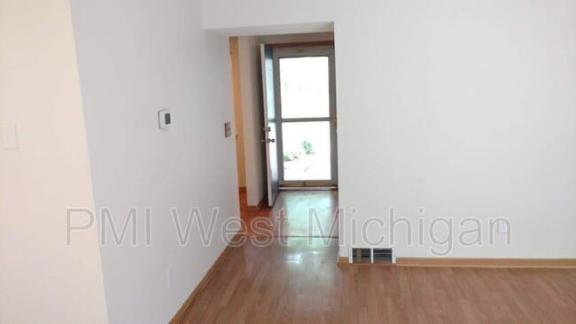 Building Photo - 6433 Wainscot Dr SE