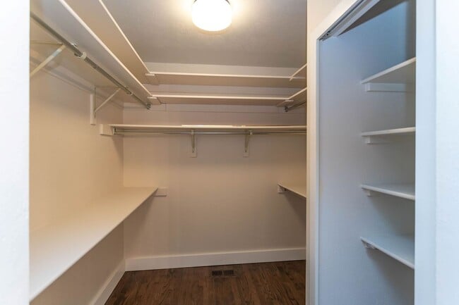 Building Photo - Beautiful Townhome in Central Colorado Springs!