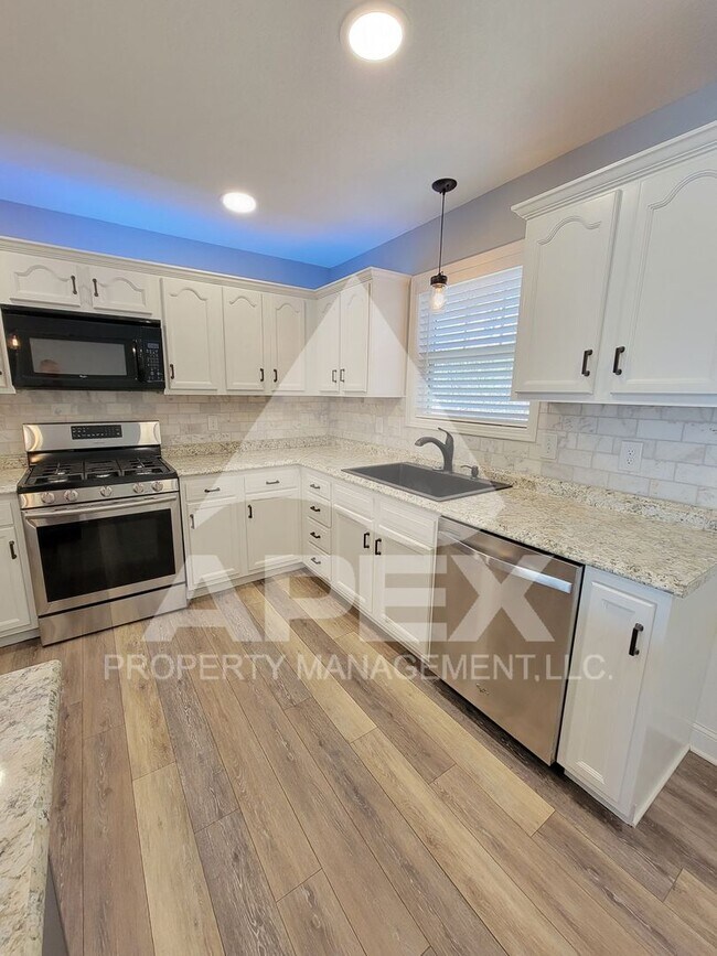 Building Photo - West Knoxville – Beautifully upgraded - 3 Bd/2.5 Single Family Home in Hampton Court Subdivision!!