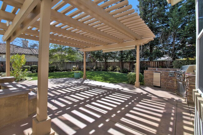 Building Photo - Beautiful 5BD/5BA Livermore Home with Huge Bonus Room and Full Downstairs Bedroom Suite!