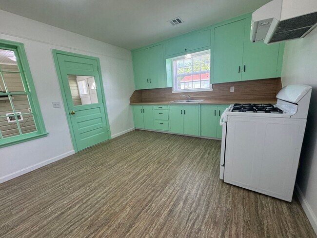 Building Photo - 2 bedroom 1 bathroom home Ready for move-i...