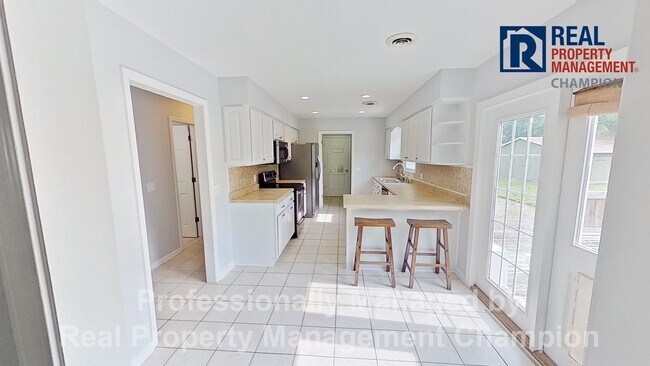 Building Photo - Charming Home Backing up to Arrowhead Park...