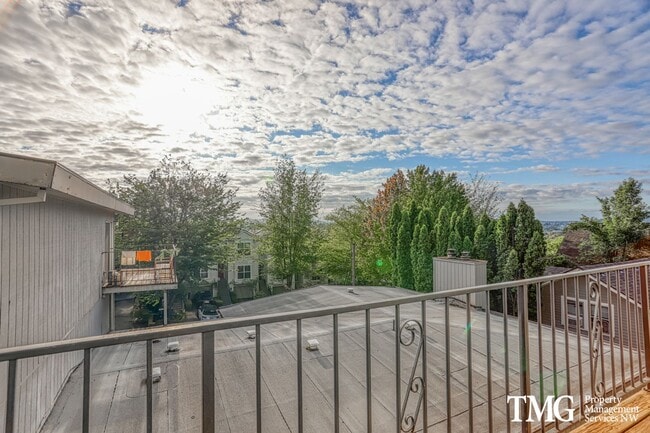 Building Photo - Spacious 4BR Townhome with AC, W/D, Garage...