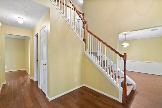 Building Photo - Freshly Painted Beauty with Spacious Outdo...