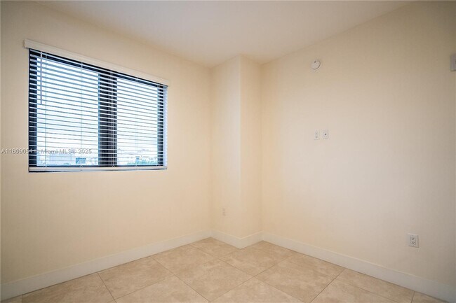 Building Photo - 1091 Galiano St