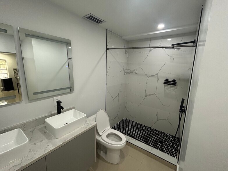 bathroom - 2463 Lincoln St