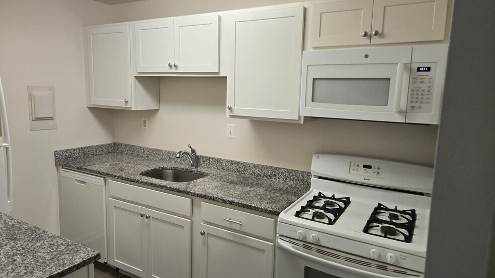 Kitchen - 7505 Riverdale Rd