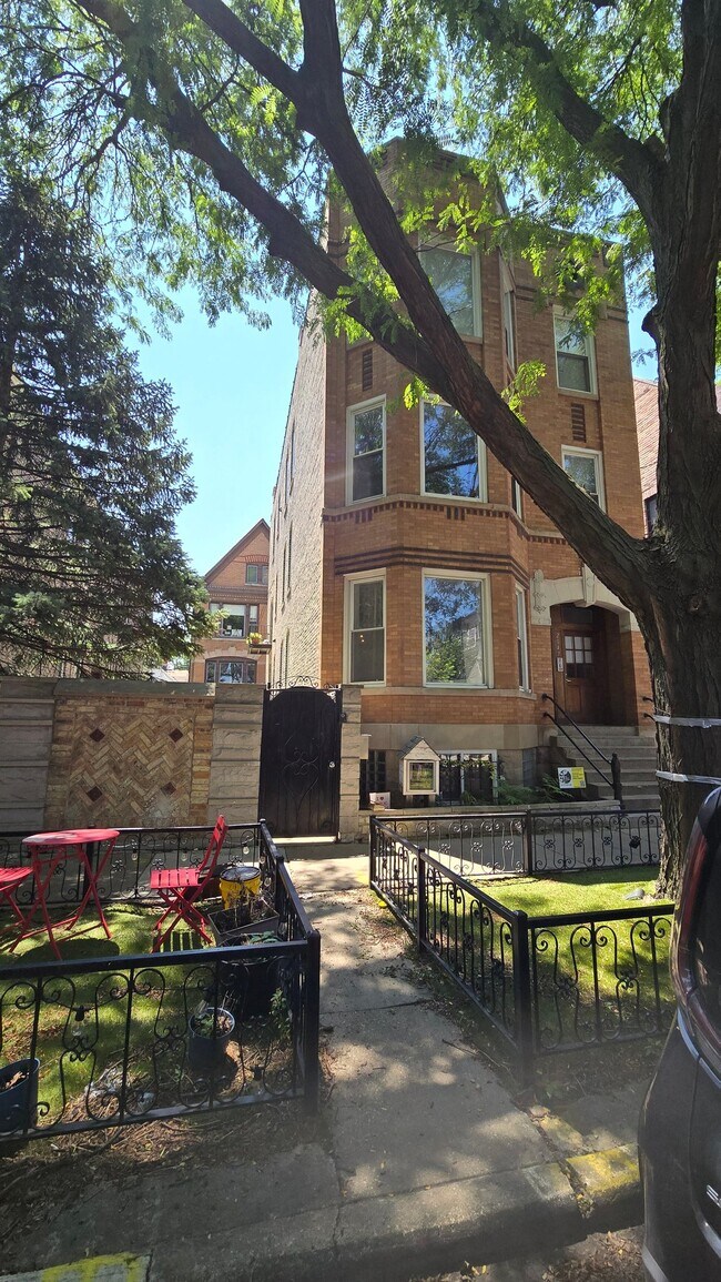 Building Photo - 2047 W Walton St