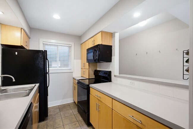 Building Photo - 2 Bed 1 Bath Condo by UT and CapMetro Stop