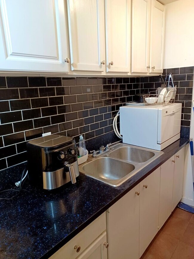 Building Photo - Nice Private Guy Room Downtown