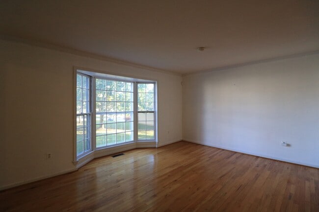 Building Photo - Spacious 4BD/2.5BA Colonial on Quiet Cul-d...