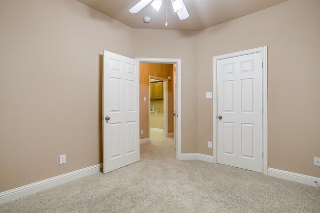 Building Photo - Amazing Well Maintained 3 Bedroom, 2 Bath Home in Euless Gated Community- 76039- Grapevine-Colley...
