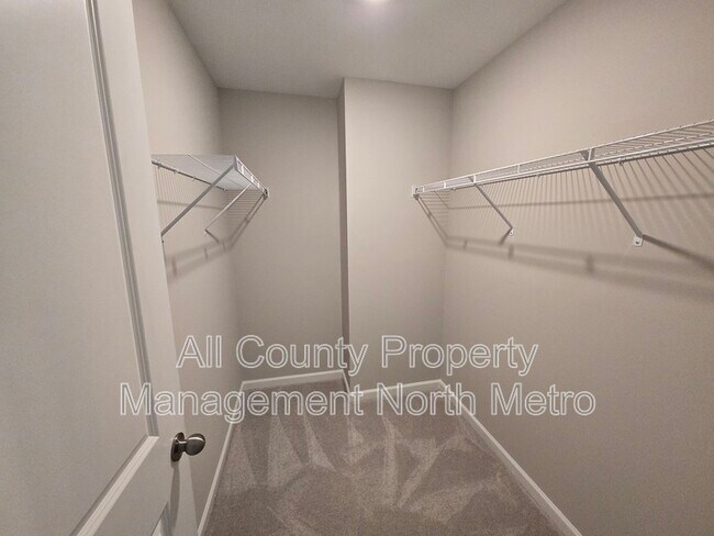 Building Photo - 490 Tall Pnes Ter