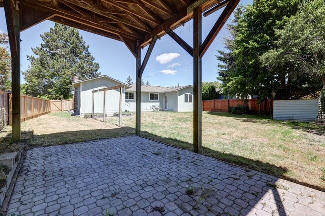 Building Photo - Cozy 3-bedroom 2 baths in Kirkland.