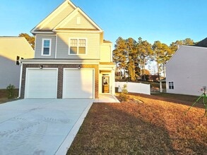 Building Photo - Gated Community with Amenities!