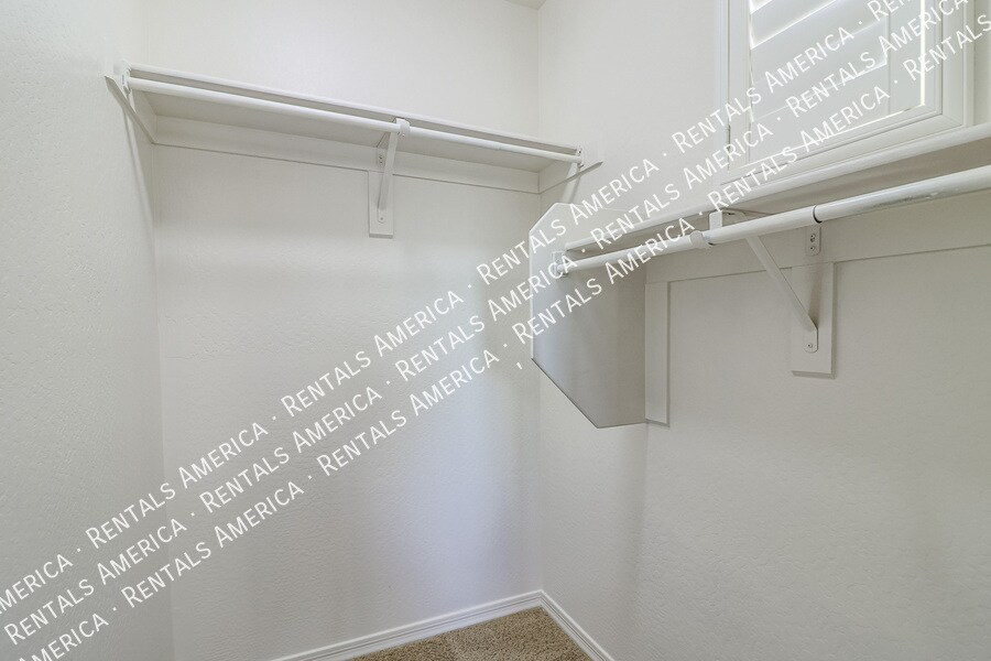 Building Photo - 3625 E Zachary Dr