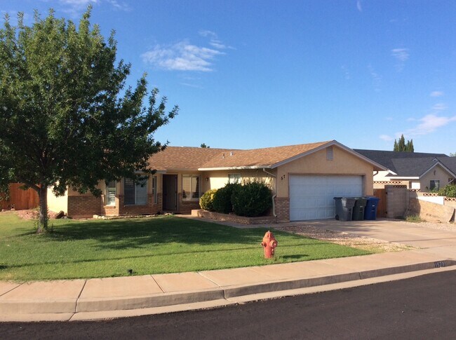 Building Photo - Charming 4 bedroom!