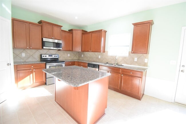 Building Photo - 3296 Saddlebrook Dr