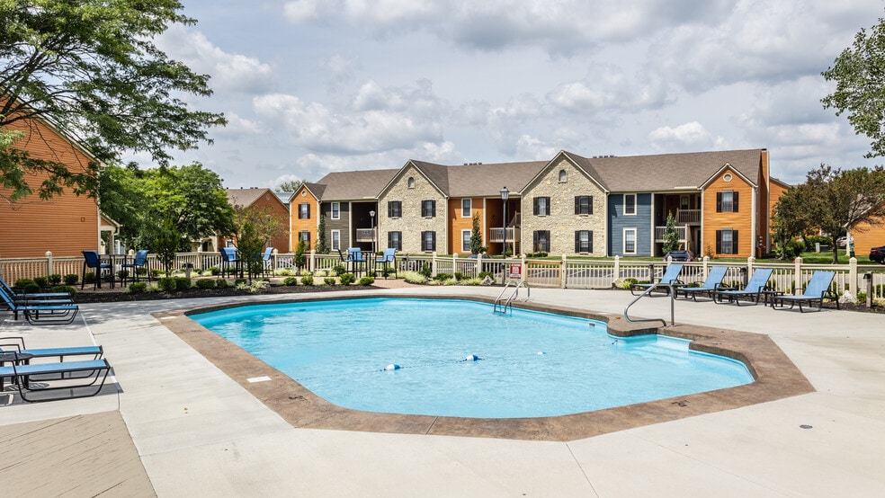 Sparkling Pool with Sundeck - Fairway Lakes