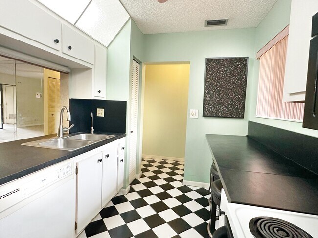 Building Photo - 924 SW 9th St Cir