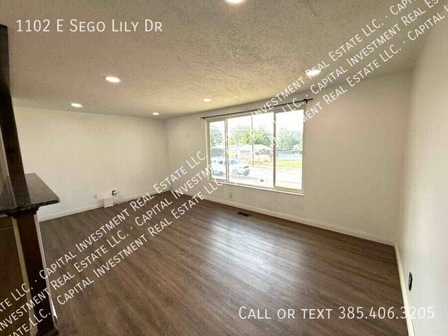 Building Photo - 1102 E Sego Lily Dr
