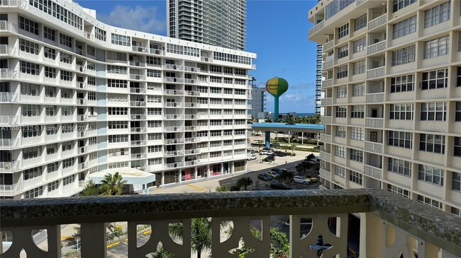 Building Photo - 1817 S Ocean Dr