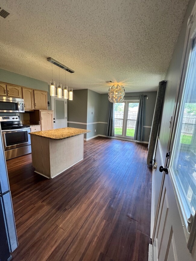 Building Photo - 6495 Saddleback Cir