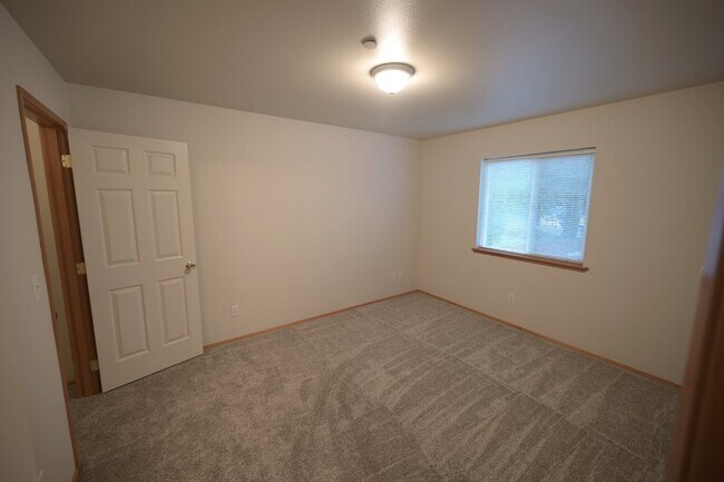 Building Photo - Super clean 2 bed 1 bath apartment in Port...