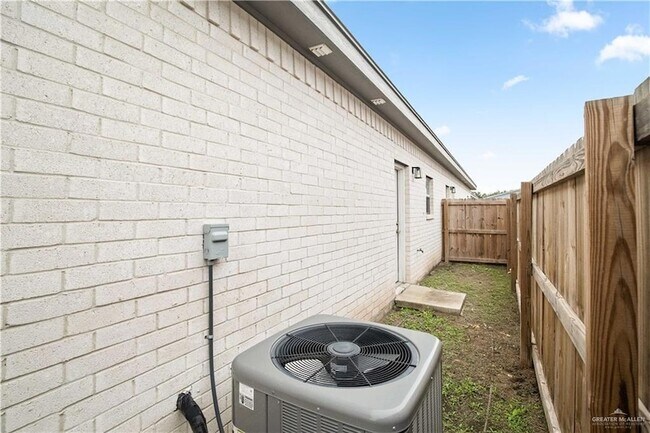 Building Photo - 1511 Playa Dr