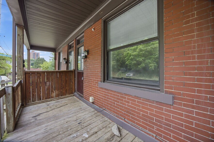 Building Photo - 225 Luray St