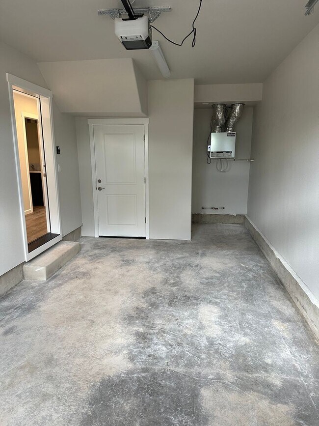 Building Photo - Brand New 3 Bed / 3 Bath Duplex! First Mon...