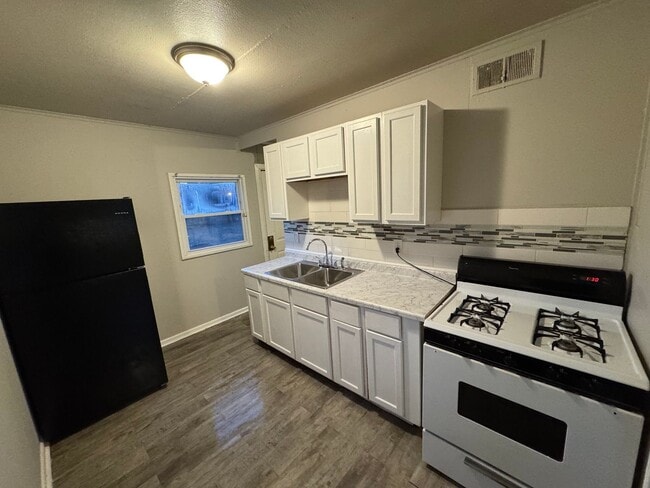 Building Photo - Modern 3Bedroom 1 Bath One-Level Home