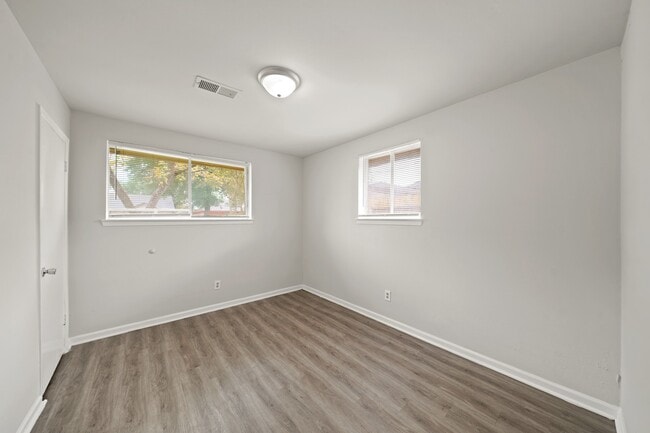 Building Photo - 743 Knob Hollow St