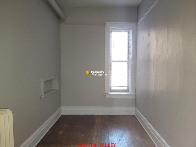 Building Photo - 4 or 5 Bedroom Upper Luxury Apartment with Custom Fireplace in Historic Building