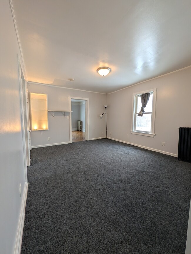 Building Photo - 2 bedroom 1 bath unit. Near downtown St Paul. On the busline