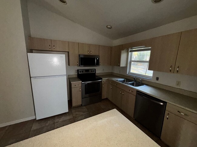 Building Photo - 3/2 Home Marion Oaks