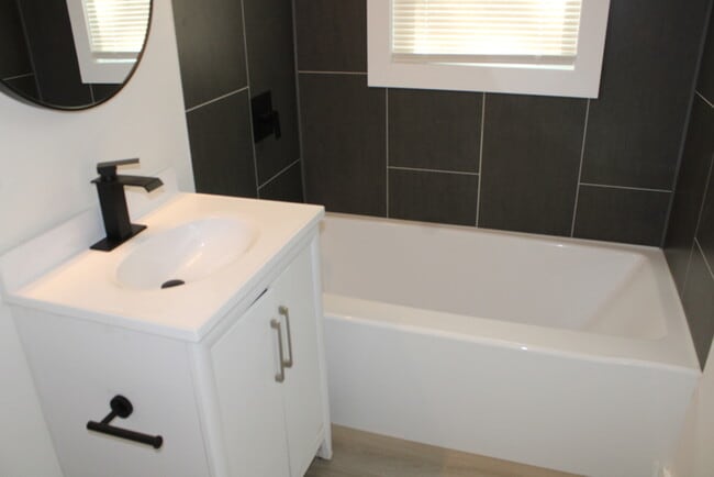 Building Photo - MOVE IN SPECIAL! - Spacious 4 bedroom and 2 bath with a very beautiful sun room in Kansas City MO