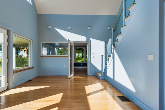 Building Photo - 1 Shoreline Dr