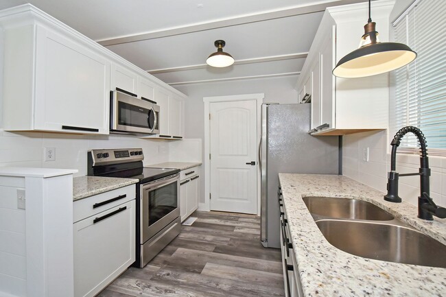 Building Photo - BEAUTIFUL REMODELED home in Chaparral Ridge!