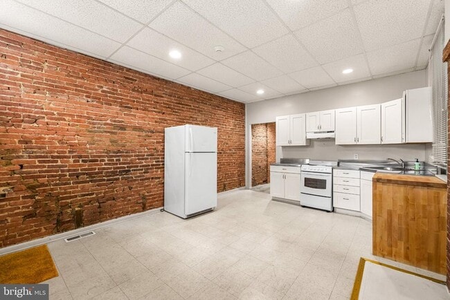 Building Photo - 1502 W Mt Royal Ave