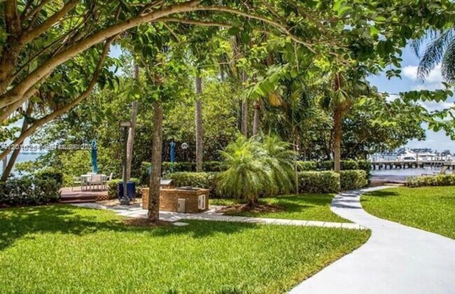 Building Photo - 1627 Brickell Ave