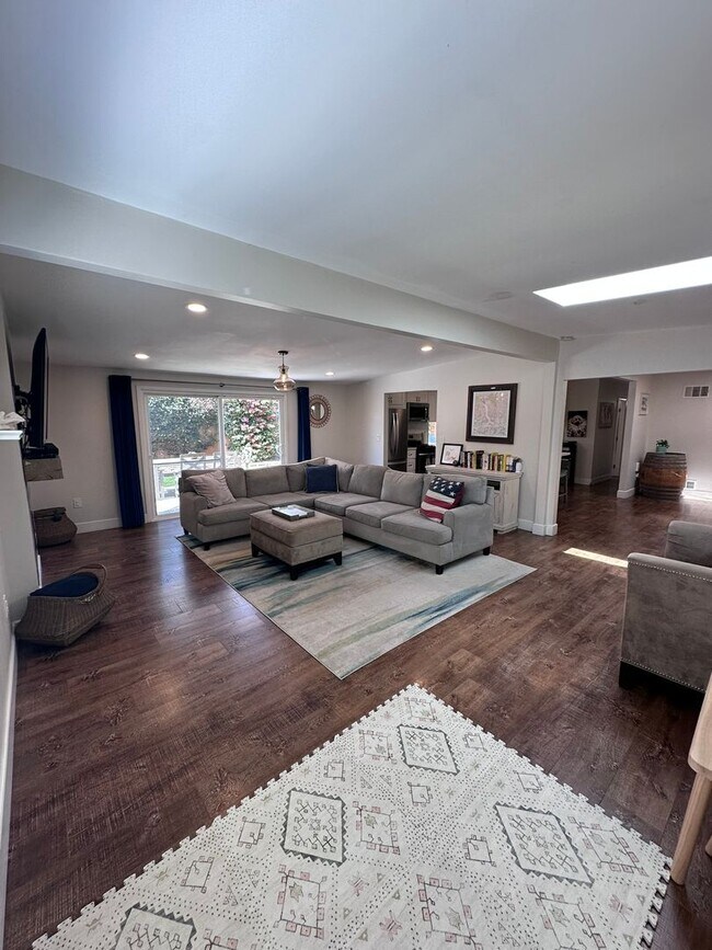 Building Photo - Open Floor Plan in this Stunning 3 bedroom 2 bath home in Imperial Beach!