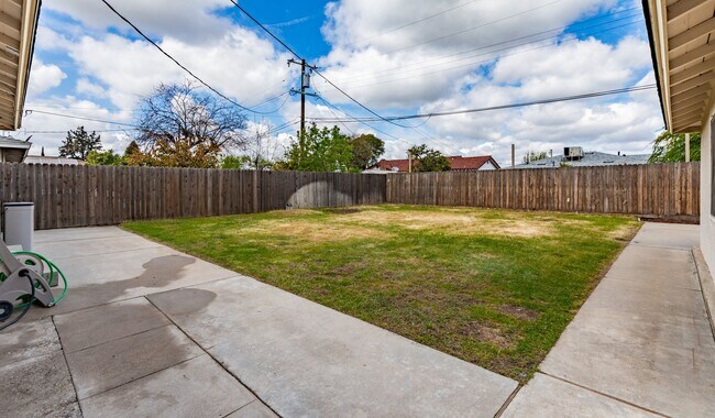 Building Photo - Charming & Updated: Your Perfect Retreat A...